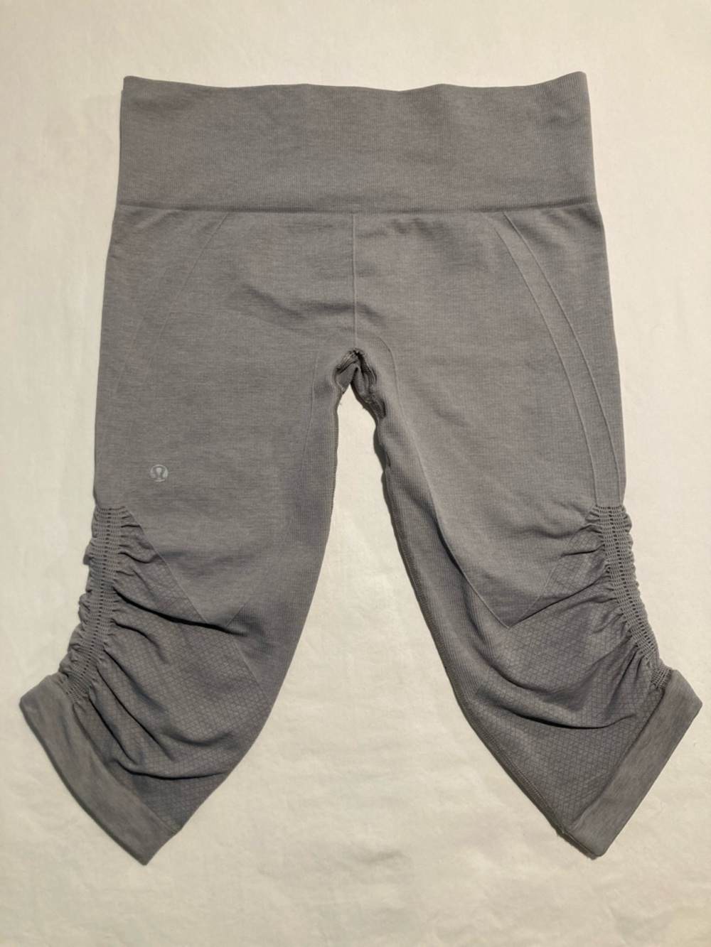 Lululemon Gray Ruched Capri Active Leggings (Item No. C23)